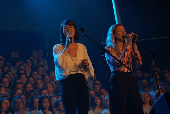 Les soeurs Boulay et les enfants/Photo: Élise Jetté