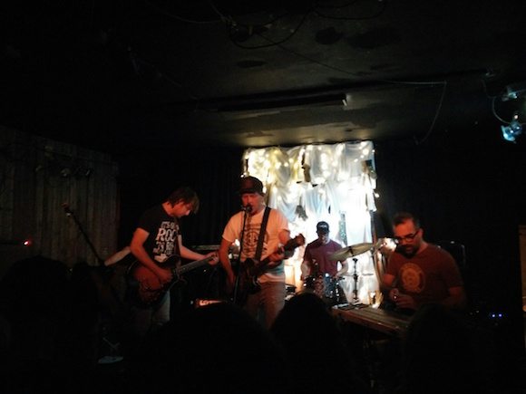 Photo 4 - Fred Fortin et son band en performance/ Photo: ChristopheJaseur